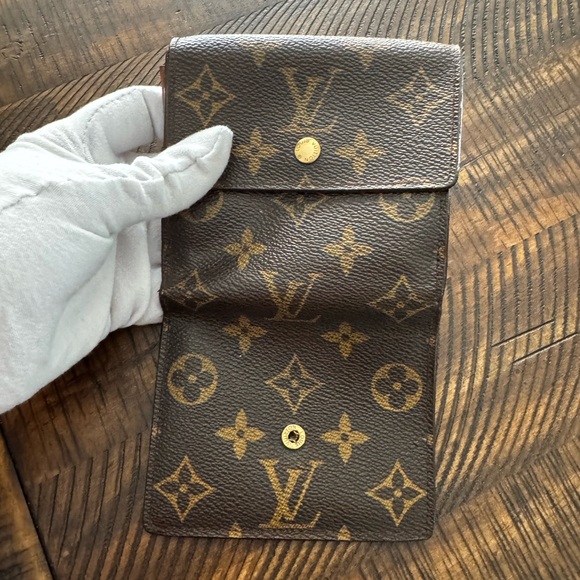 Louis Vuitton
Vintage 1996 Elise Wallet - Picture 10 of 15